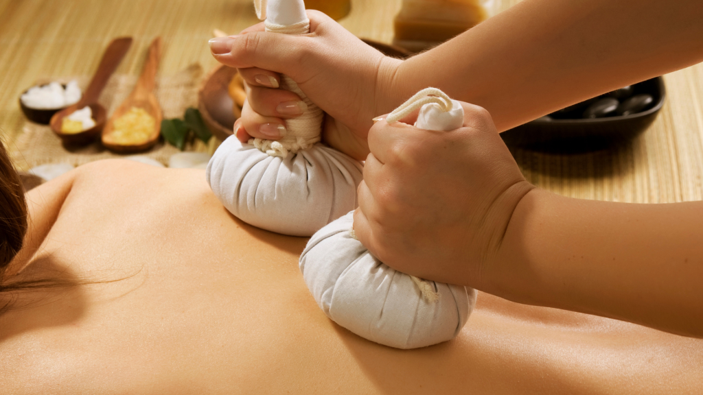 Kräuterstempelmassage_Thaimassage_Jaksin